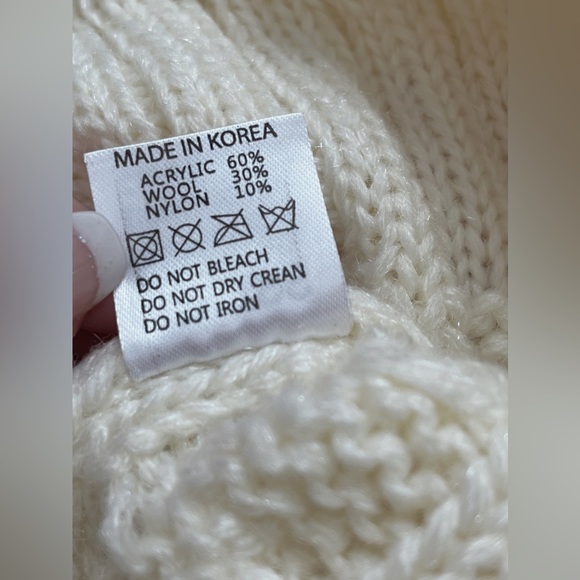 Korean brand white beanie - Picture 3 of 3